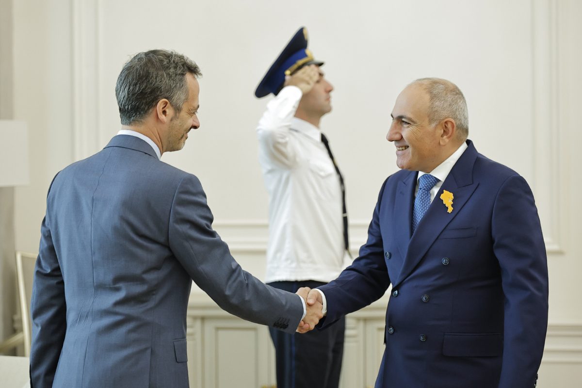 Pashinyan receives newly appointed French Ambassador to Armenia