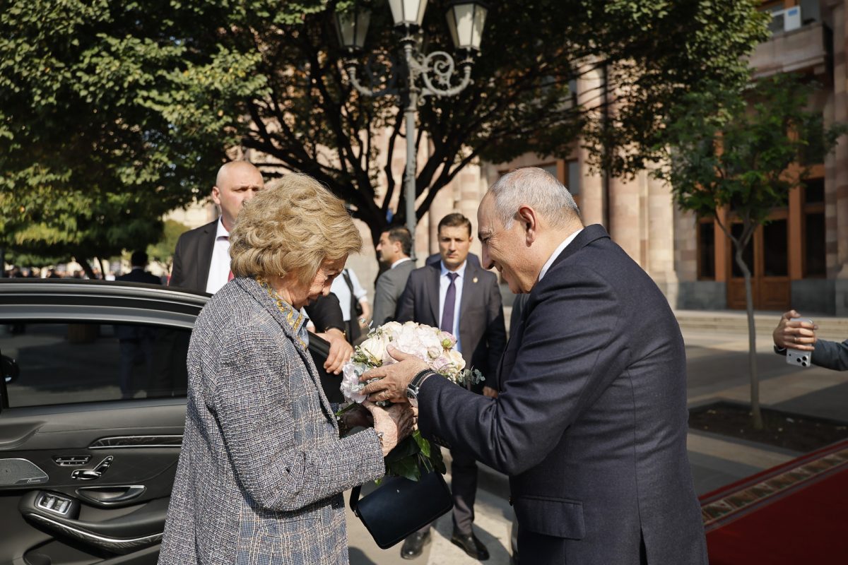 Armenian PM meets Queen Sofía of Spain
