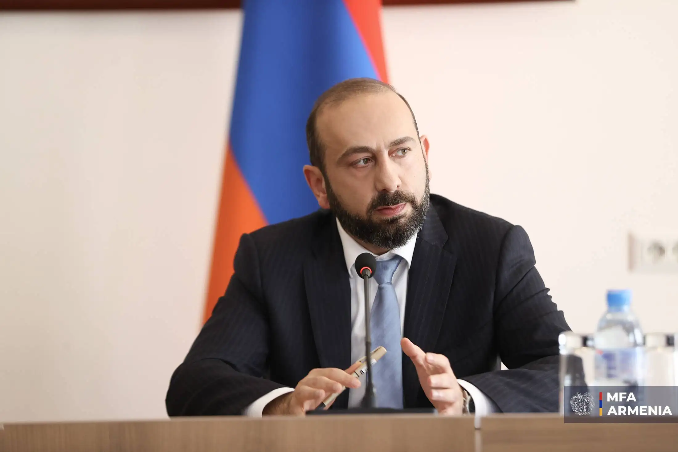 Mirzoyan: “Rehin tutulan kişilerin serbest bırakılması ve kayıpların akıbetinin belirlenmesi gündemimizde”