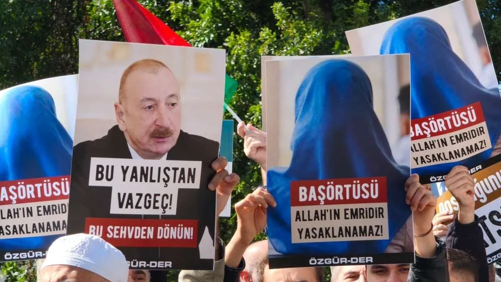 Ցույցեր Ստամբուլում Ադրբեջանի հյուպատոսարանի առջև