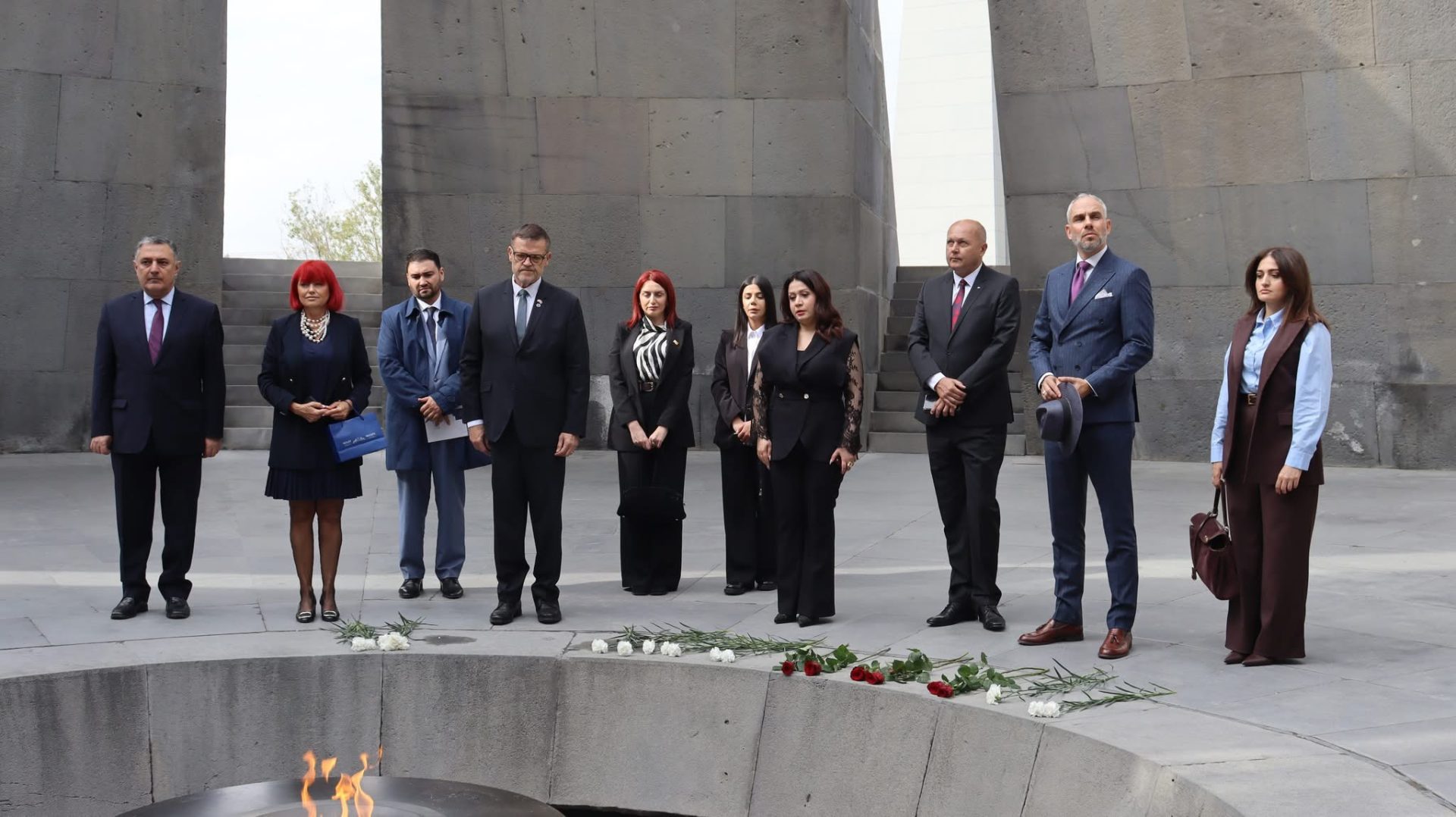 Çekya Senatosu heyeti Ermeni Soykırımı Anıtı’nı ziyaret etti