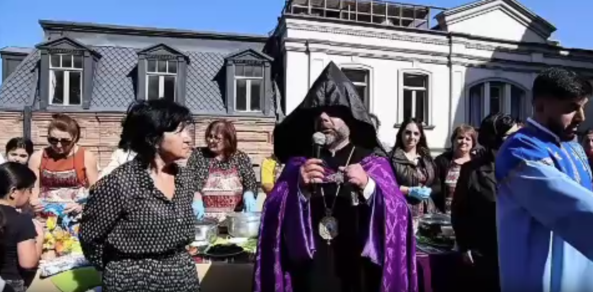 Tiflis’teki Ermeni kilisesinin avlusunda geleneksel Dolma Festivali