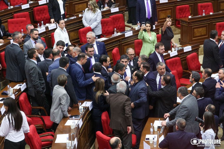 Ermenistan Meclisi’nde yumruklu kavga