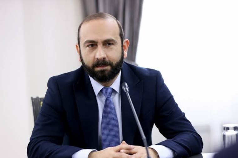 Mirzoyan: Azerbaycan, “Anayasanız bu şekilde olduğu sürece barış anlaşmasını imzalamayacağım” diyor