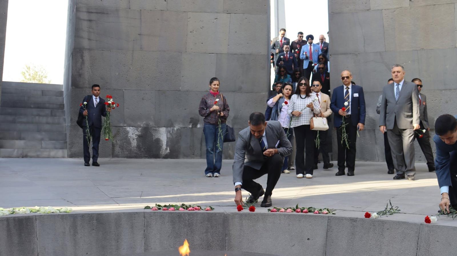 Hindistan heyeti Ermeni Soykırımı Anıtını ziyaret etti