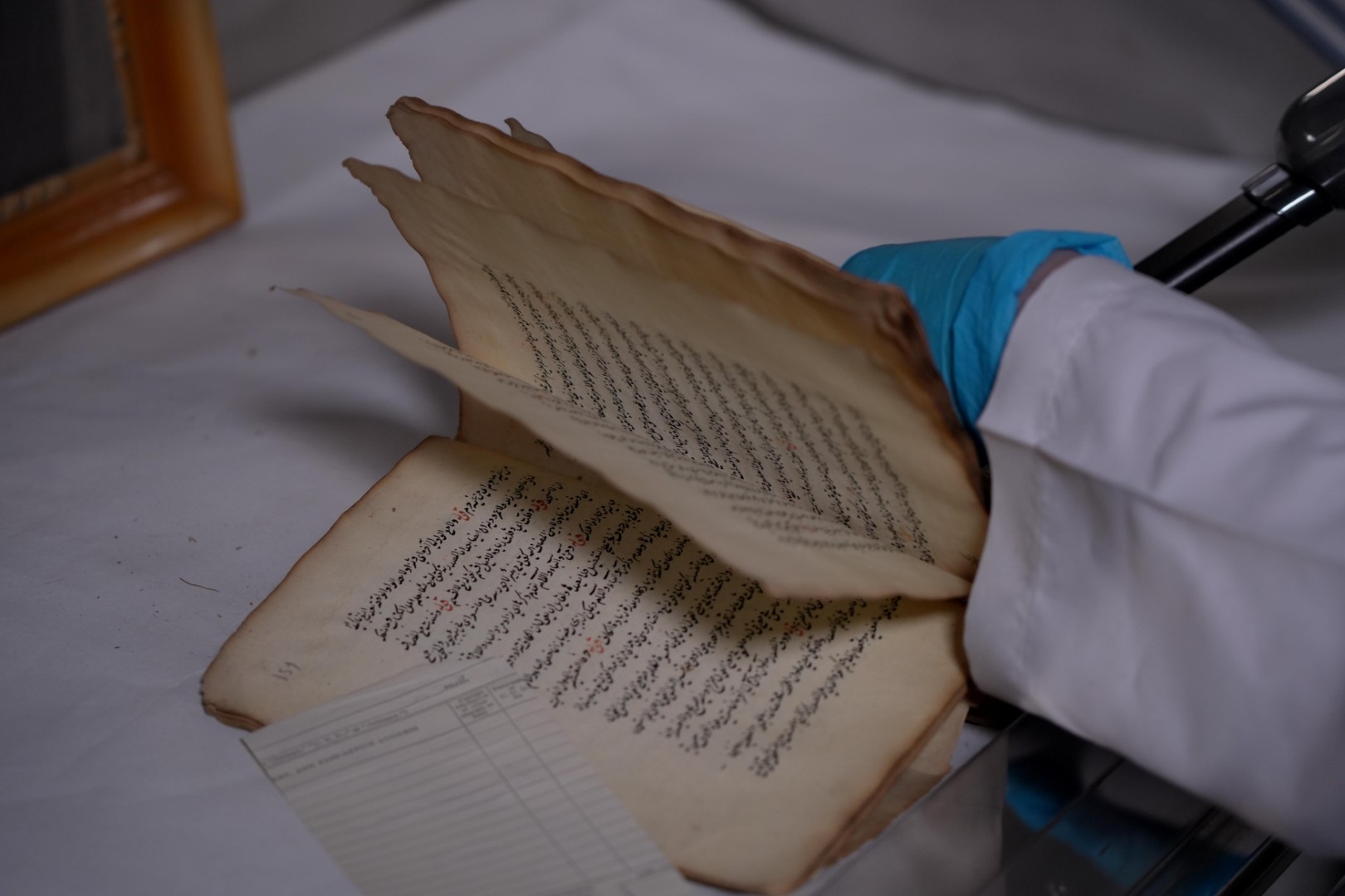 Dentro do Matenadaran: Como especialistas restauram manuscritos armênios antigos