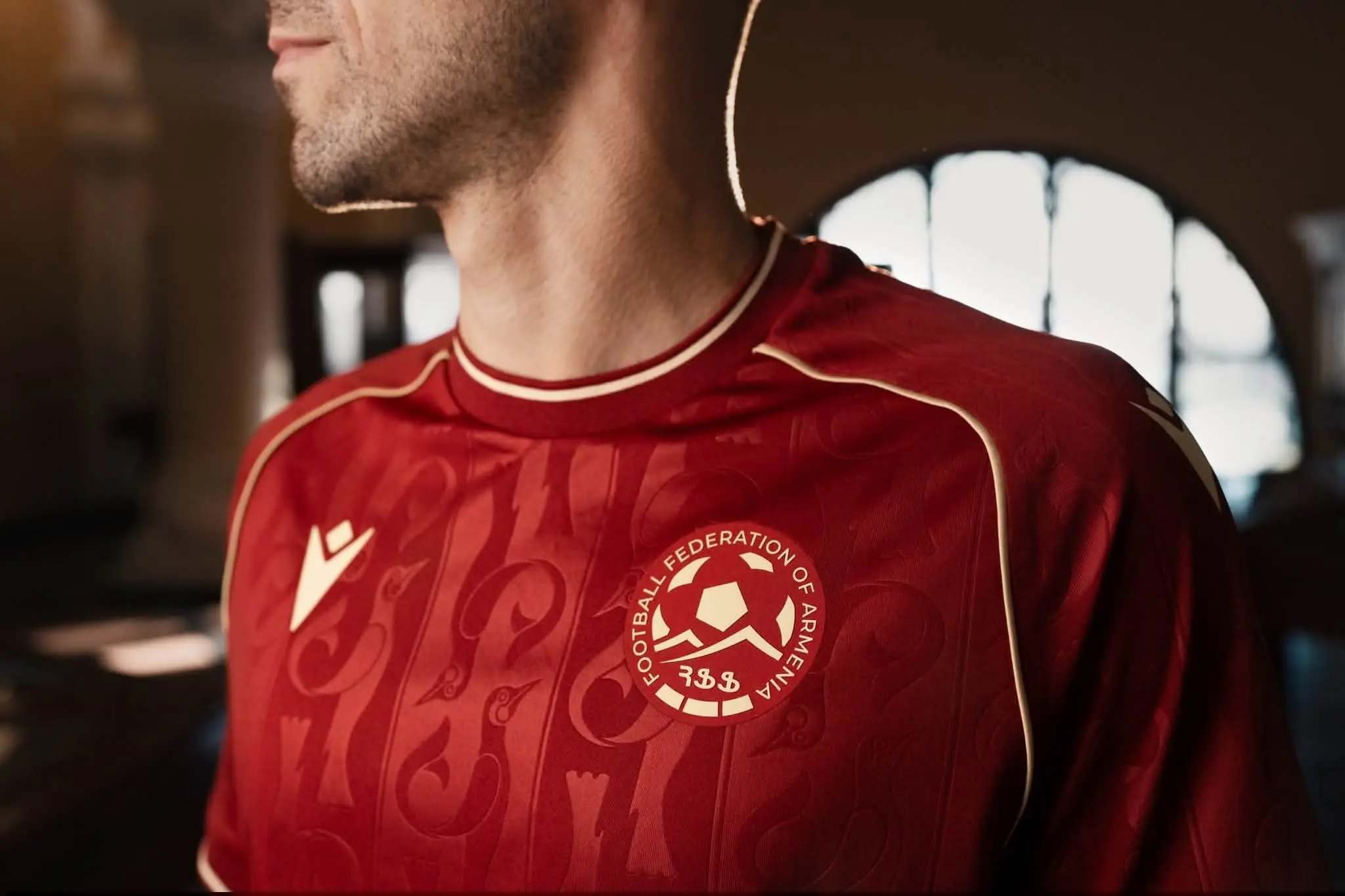 Novo uniforme da seleção armênia se inspira em manuscritos e Trchnagir