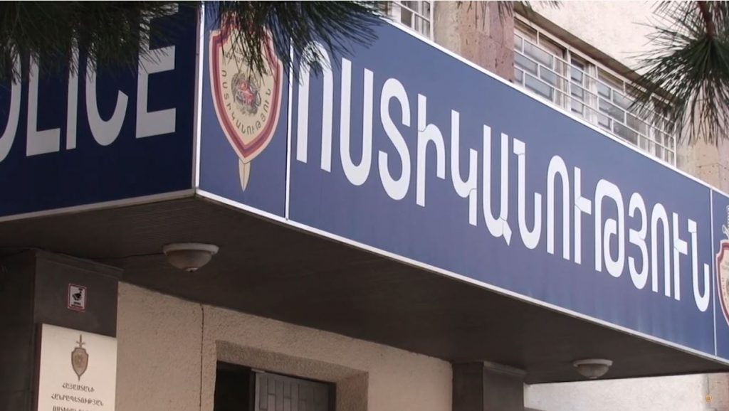 Ջերմուկում հայտնաբերվել է կեղծ օղու 24 շիշ և 1738 տուփ ծխախոտ․ 31-ամյա տղամարդը ձերբակալվել է
