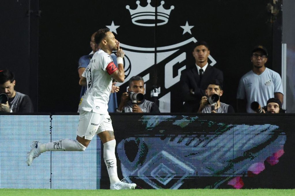 Neymar's double saved Santos from defeat. VIDEO