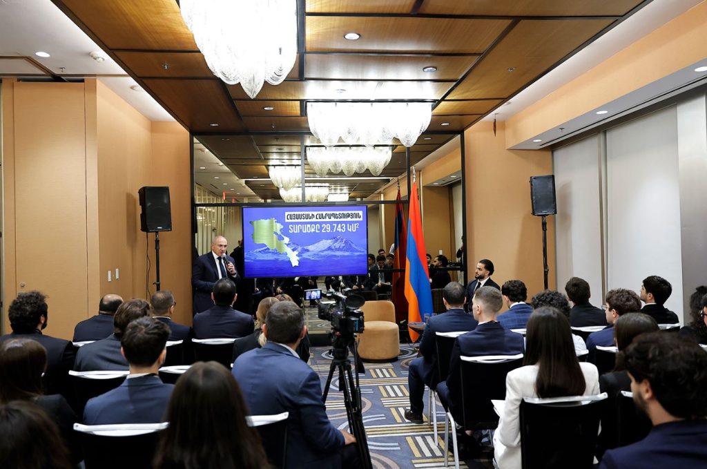 Pashinyan met with Armenian students studying at American institutions in New York