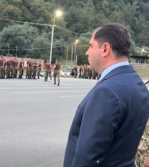 Պապիկյանը չհայտարարված այցով մեկնել է զորամասերից մեկը ու հետևել առավոտյան մարմնամարզությանը․ ՏԵՍԱՆՅՈՒԹԵՐ