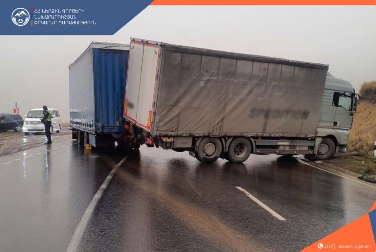 Փրկարարներն ուղղել են բեռնատարը, վերականգնել երթևեկությունը
