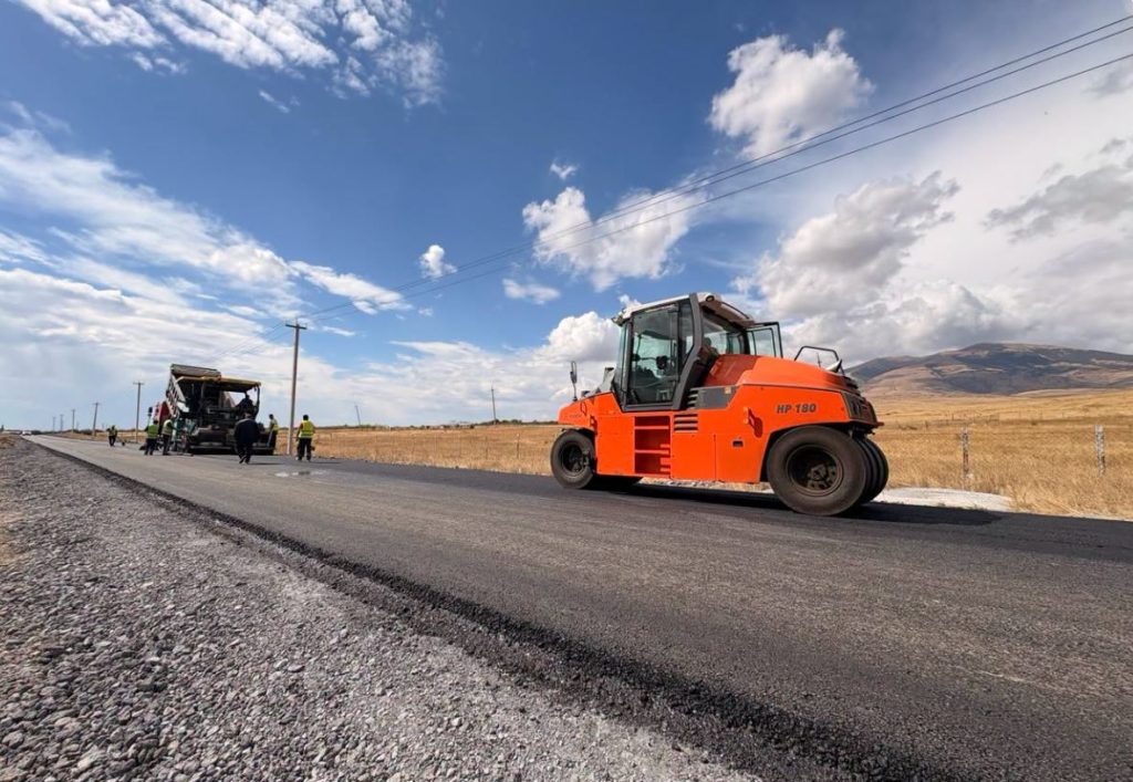 Construction continues on a number of roads in Côte d'Ivoire and Lorraine