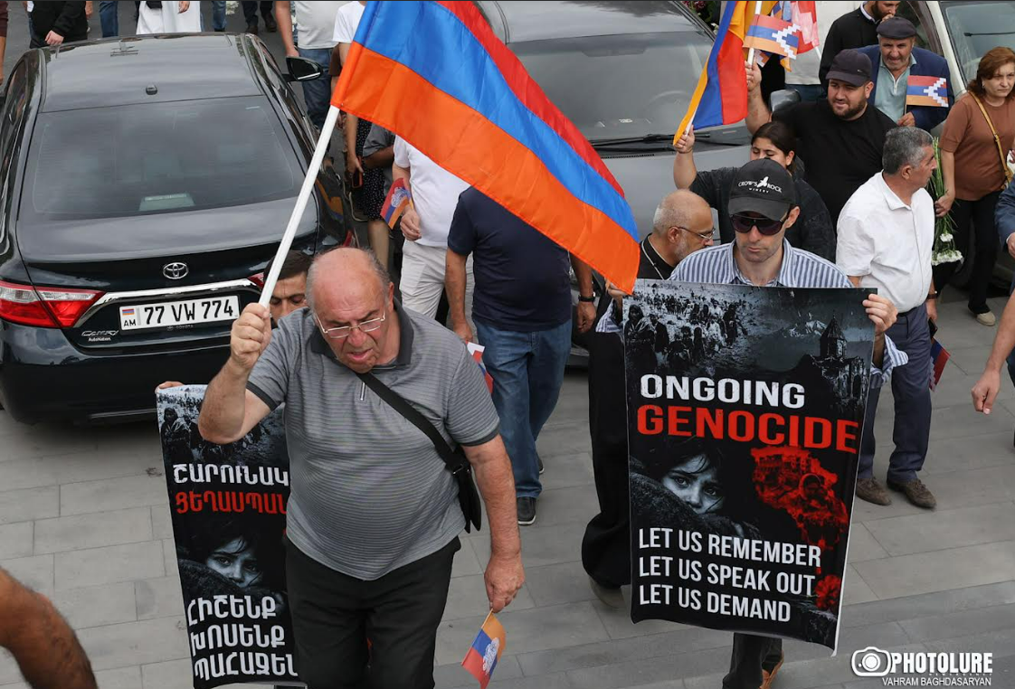 Երթ դեպի Եռաբլուր. հարգանքի տուրք է մատուցվել սեպտեմբերի 19-ի զոհերի հիշատակին