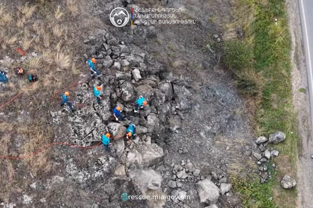 The risk of rockfall on the M-4 highway has been prevented: dangerous rock fragments have been removed