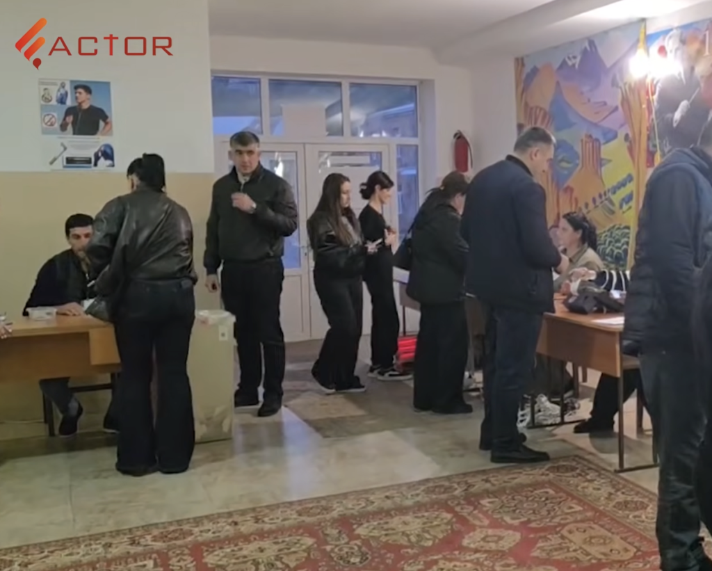 «Չի մտնում, ո՞նց անեմ». քաղաքացին քվեատուփի հետևից խոսում է հանձնաժողովի անդամների հետ. ՏԵՍԱՆՅՈՒԹ