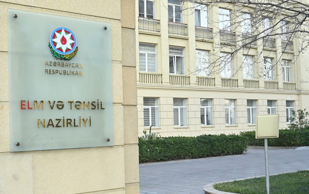 Բաքուն Իրանին մեղադրել է երկրի ներքին գործերին միջամտելու մեջ՝ դպրոցներում հիջաբի արգելքի ֆոնին