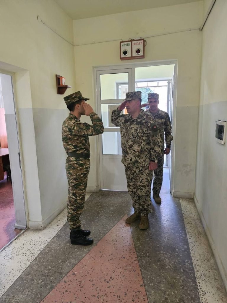 ԶՈՒ ԳՇ պետն այցելել է մի շարք զորամասեր