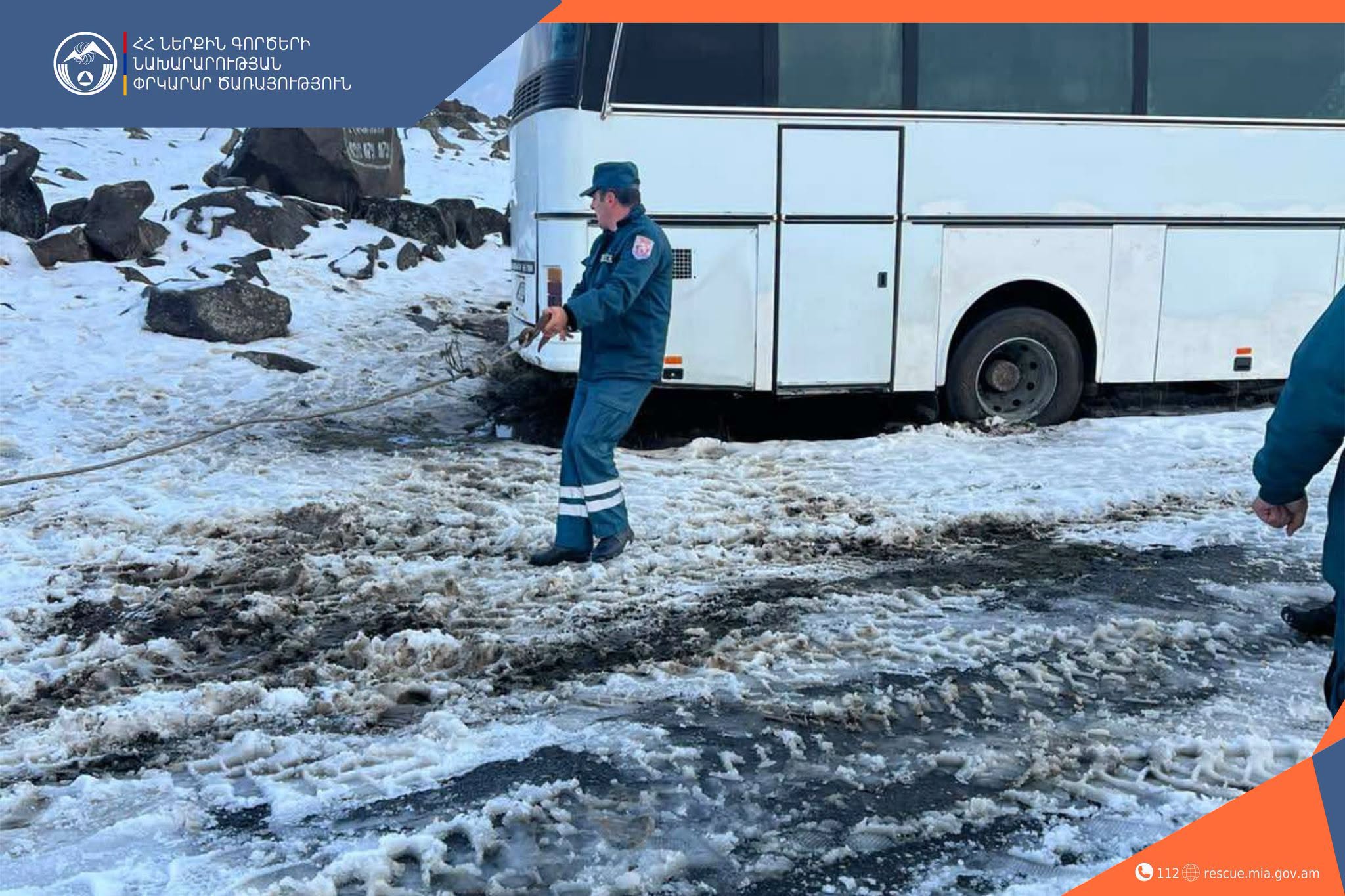 Ավտոբուսը արգելափակվել է ձյան շերտում․ 49 ուղևորներից 20-ը երեխաներ են եղել