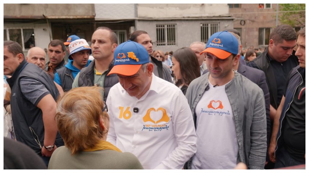 «Բարև՛, Նիկո՛լ», «Գնում ենք նոր ընտրությունների՞»․ Փաշինյանը ՔՊ-ականների հետ շրջեց Աջափնյակում. ՏԵՍԱՆՅՈՒԹ