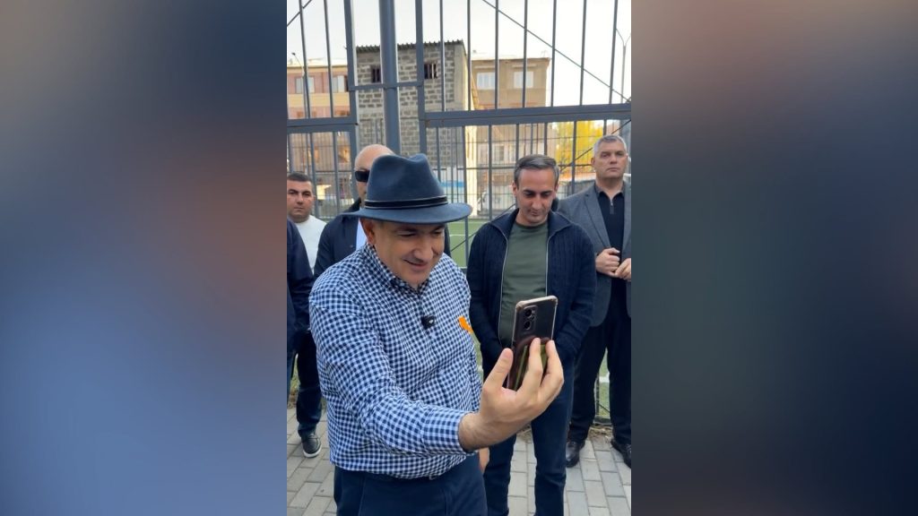 Փաշինյանը տեսակապով զրուցեց իրեն «սրտիկած» կնոջ հետ, մեկ ուրիշը հրաժարվեց բարևել նրան և հեռացավ. ՏԵՍԱՆՅՈՒԹ