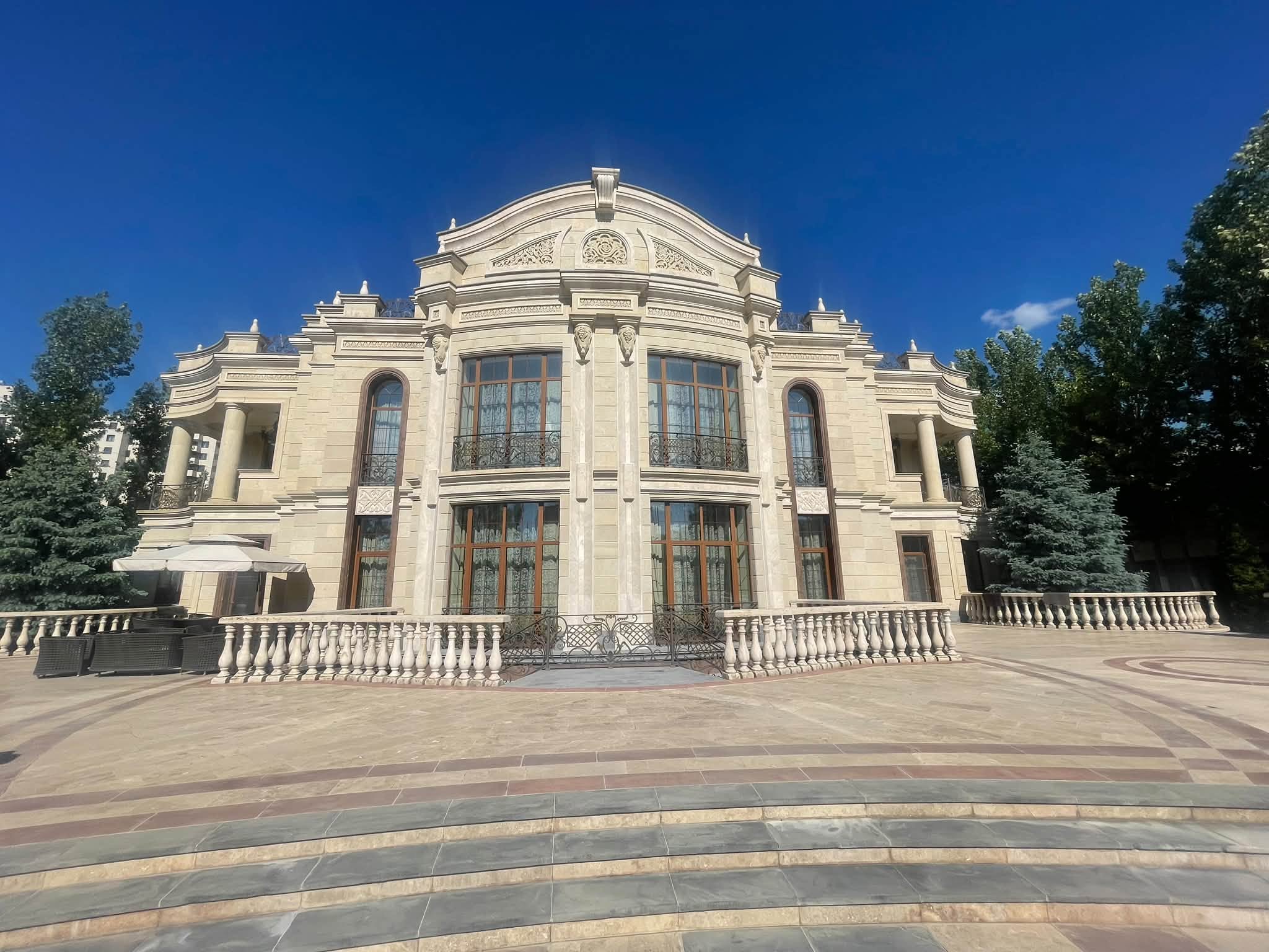 Արկադի Համբարձումյանի և նրա հետ փոխկապակցված 22 անձանց 84՝ անշարժ, 59 շարժական գույքի, 255 մեքենայի և այլ ակտիվների նկատմամբ սահմանափակումներ են կիրառվել․ ԼՈՒՍԱՆԿԱՐՆԵՐ