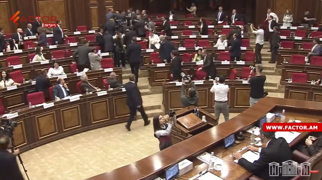 Ruckus in the National Assembly: Security personnel were invited into the hall. VIDEO