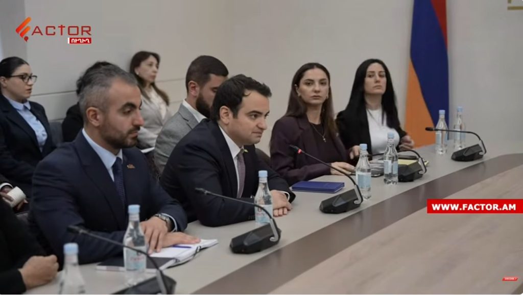 Նարեկ Կարապետյանը հուզվեց ու չկարողացավ խոսքը շարունակել զոհված զինծառայողների ծնողների հետ հանդիպման ժամանակ․ ՏԵՍԱՆՅՈՒԹ