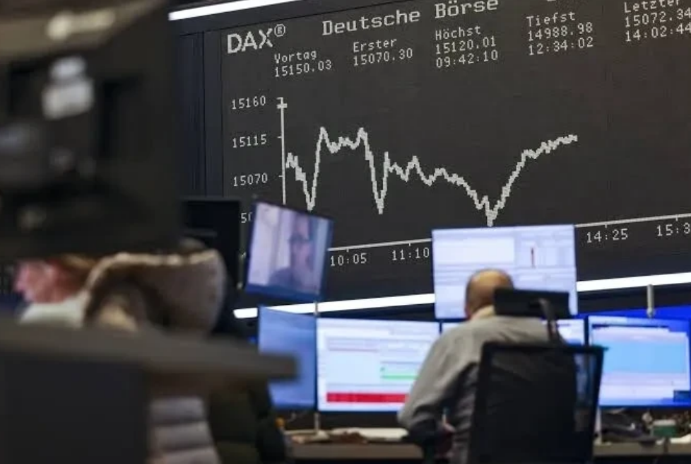 The French CAC 40 index increased, while the Russian RTSI decreased.