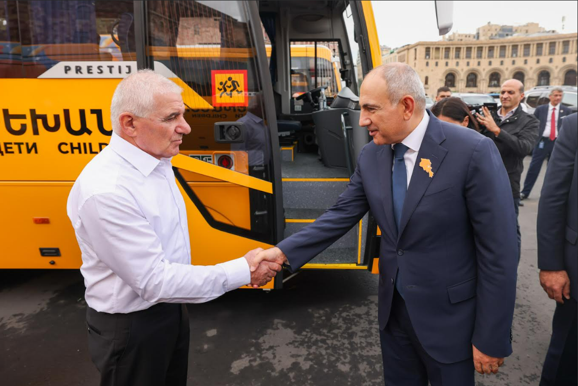 School bus service to be launched in 5 settlements. Pashinyan gets acquainted with the new buses