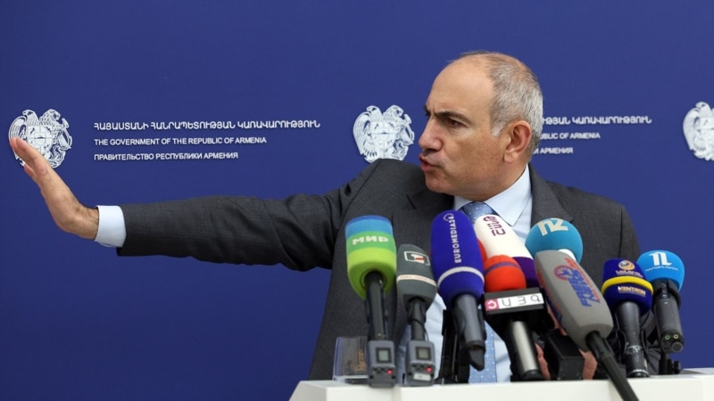Pashinian Vows Stronger Pressure On Armenian Opposition Over New Constitution