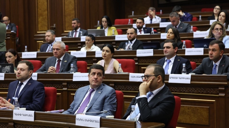 Armenian Opposition Adamant In Rejecting ‘Aliyev’s Constitution’