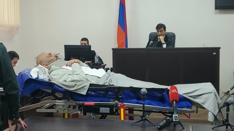 Պատգարակով՝ դատարան. Գագիկ Խաչատրյանը չի հրաժարվում նիստին մասնակցելուց
