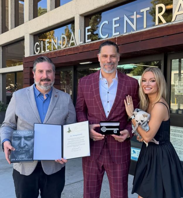 EL ALCALDE DE GLENDALE ARDY KASSAKHIAN ENTREGÓ LAS LLAVES DE LA CIUDAD AL ACTOR JOE MANGANIELLO – RINDE HOMENAJE A SU HERENCIA ARMENIA.