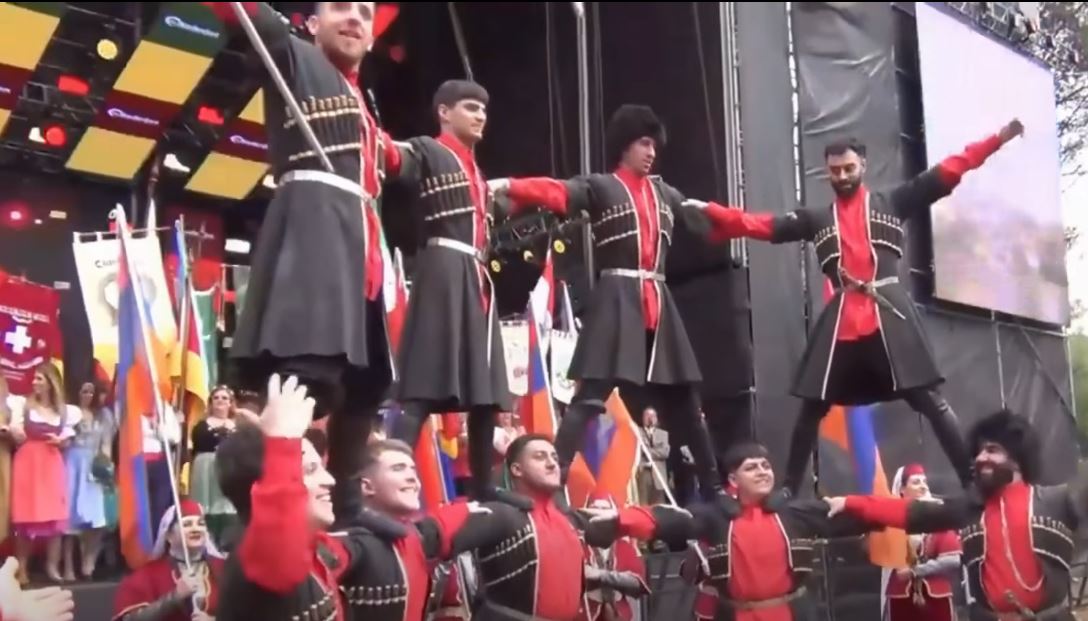 VIDEO: ACTUACIÓN DEL CONUNTO DE DANZAS FOLKLÓRICAS ARMENIAS MASÍS – OKTOBERFEST, CÓRDOBA 2026.