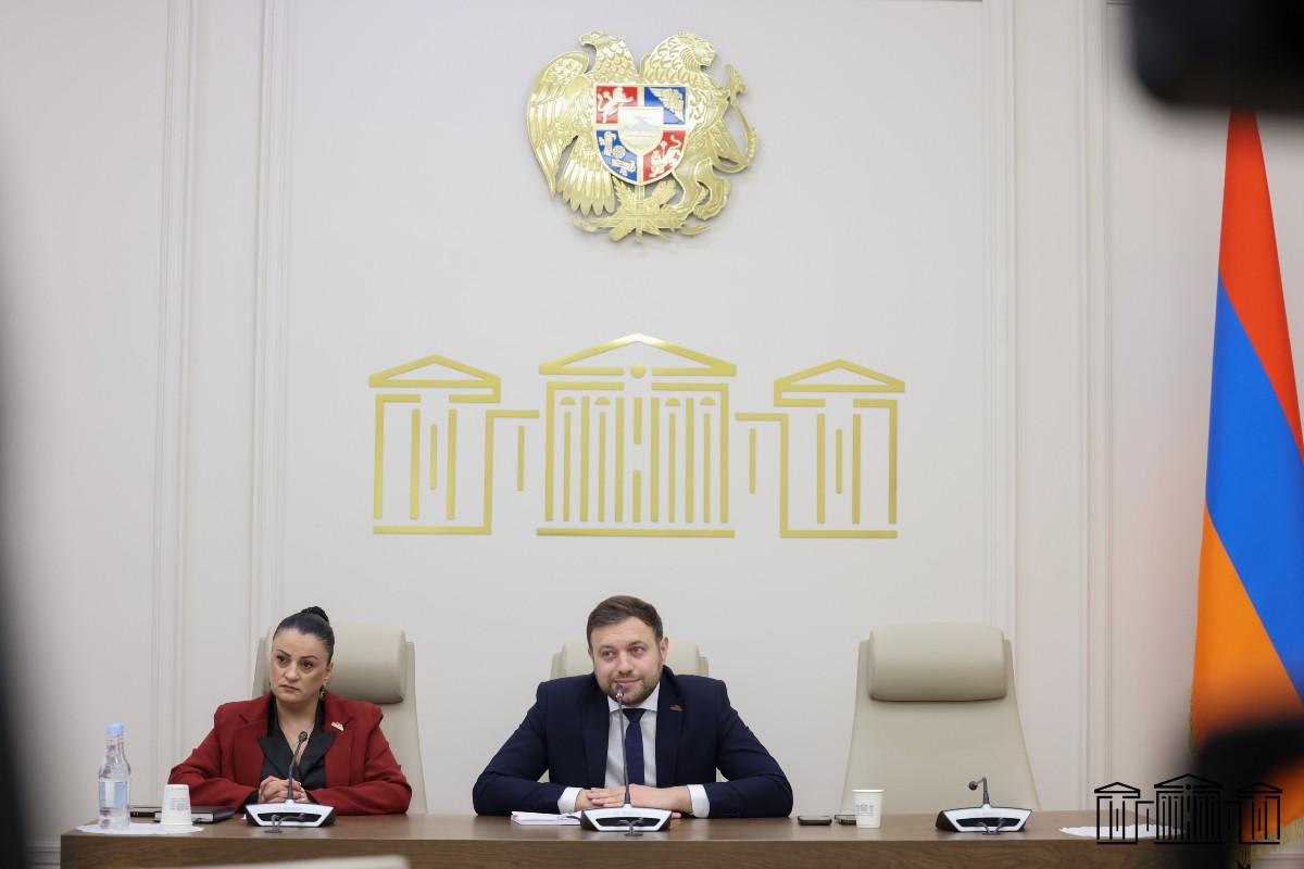 Խորհրդարանական ճեպազրույցներ. «Ուժեղ Հայաստան» խմբակցություն