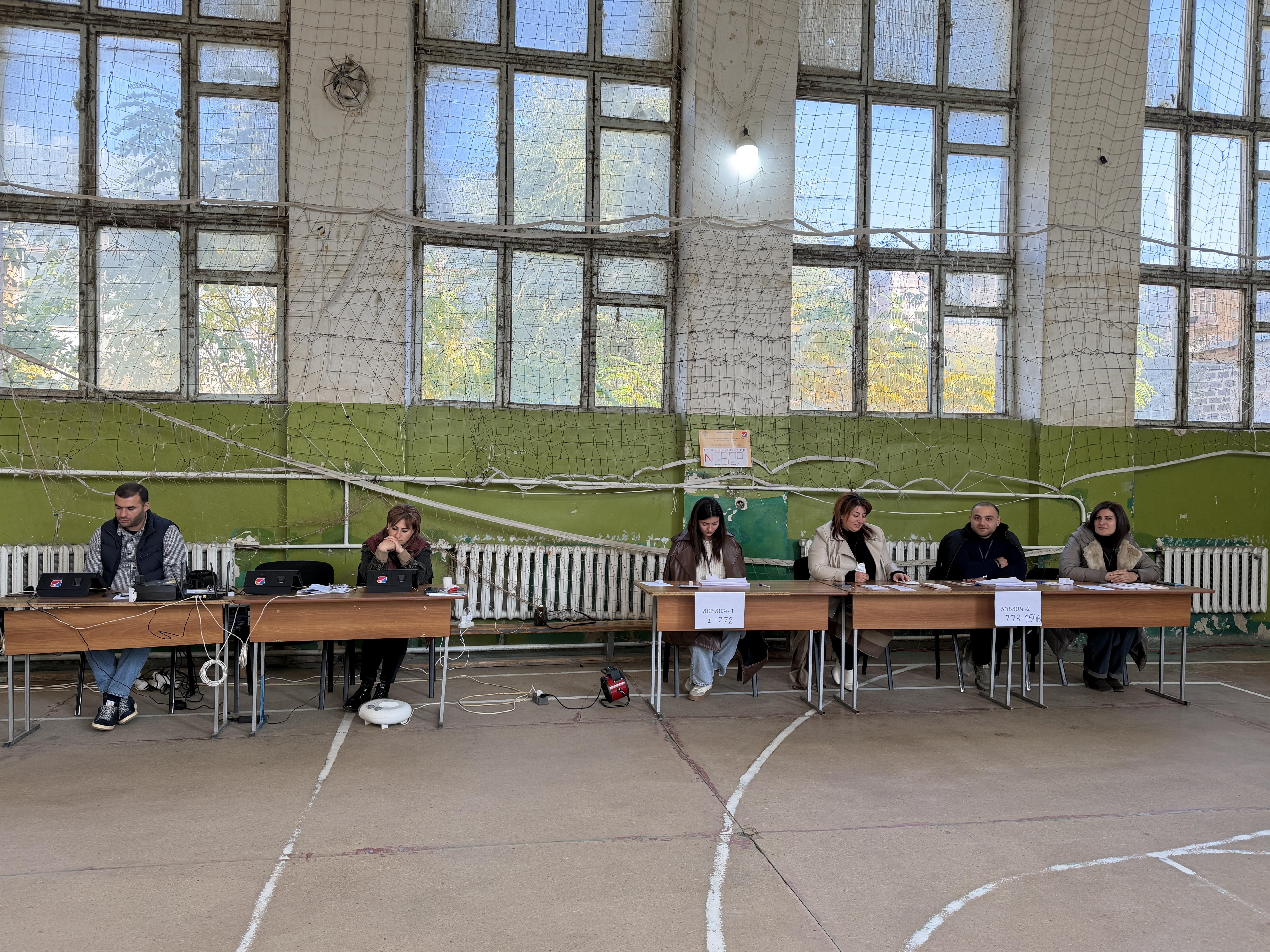Հրազդանի 26/29 ընտրատեղամասում հանձնաժողովի անդամները ստիպված են աշխատել վերարկուներով
