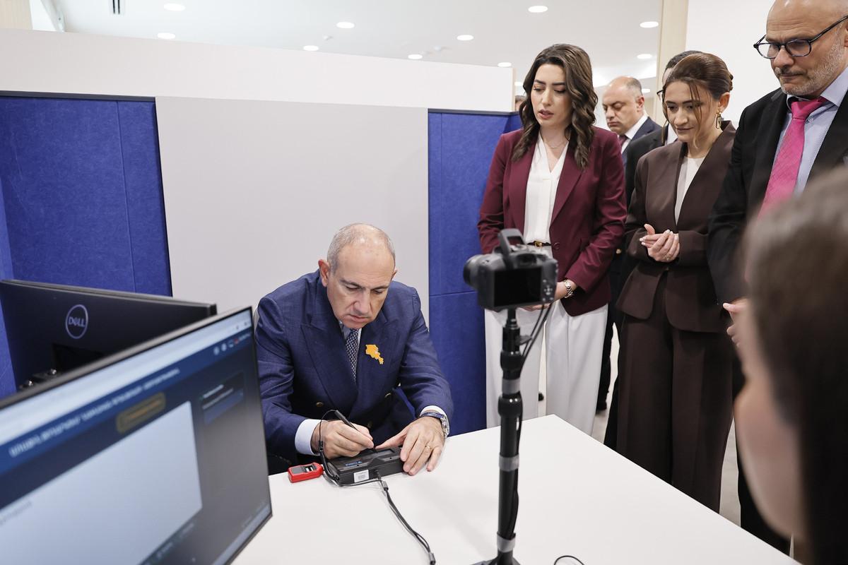 Pashinyan Launches New Biometric Passport System Amid Debate Over Mount Ararat Exclusion