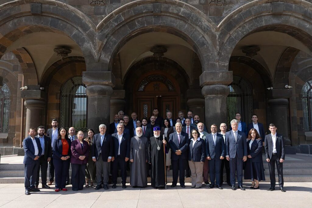 Ամենայն Հայոց Կաթողիկոսը ընդունեց Հայ Դատի համահայկական խորհրդաժողովի մասնակիցները