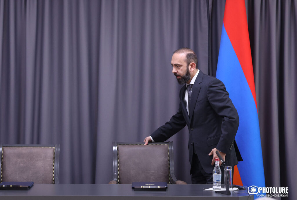 Միրզոյեան ընդդիմութեան կ՚առաջարկէ աջակցիլ սահմանադրական հանրաքուէին՝ խոստանալով հրաժարիլ մերժումի պարագային