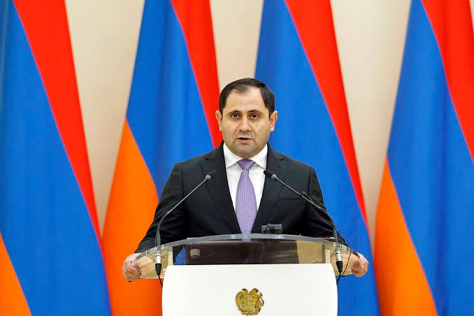 «Ուժեղ Հայաստան» եւ «Հայաստան» խմբակցութիւնները կը պահանջեն Սուրէն Պապիկեանի հրաժարականը