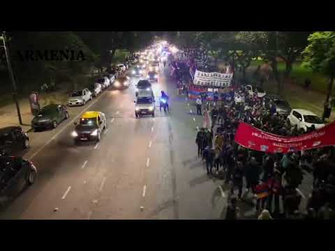 Masiva marcha por el 110º aniversario del Genocidio Armenio desde un drone