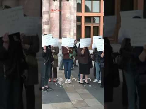 Citizens affected by cybercrime hold protest in front of the Government