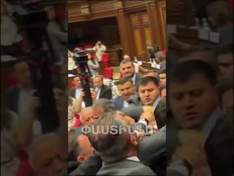 ՔՊ-ական պատգամավորը բռունցքով հարվածում է ընդդիմադիրին