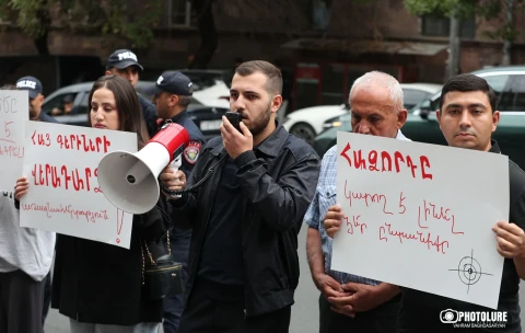 Action in front of the National Security Service: demand not to unconditionally extradite the Azerbaijani soldier | civilnet.am