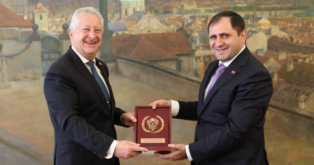 Սուրեն Պապիկյանը հանդիպել է Չեխիայի պաշտպանության նախարարի հետ