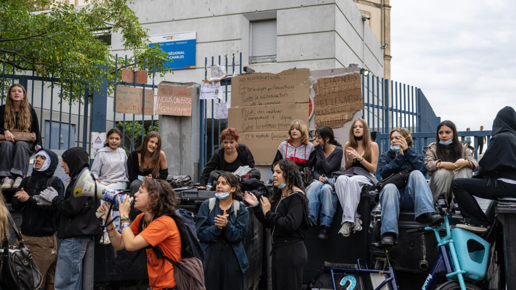Hundreds of schools remain closed in France as student protests turn violent | factor.am