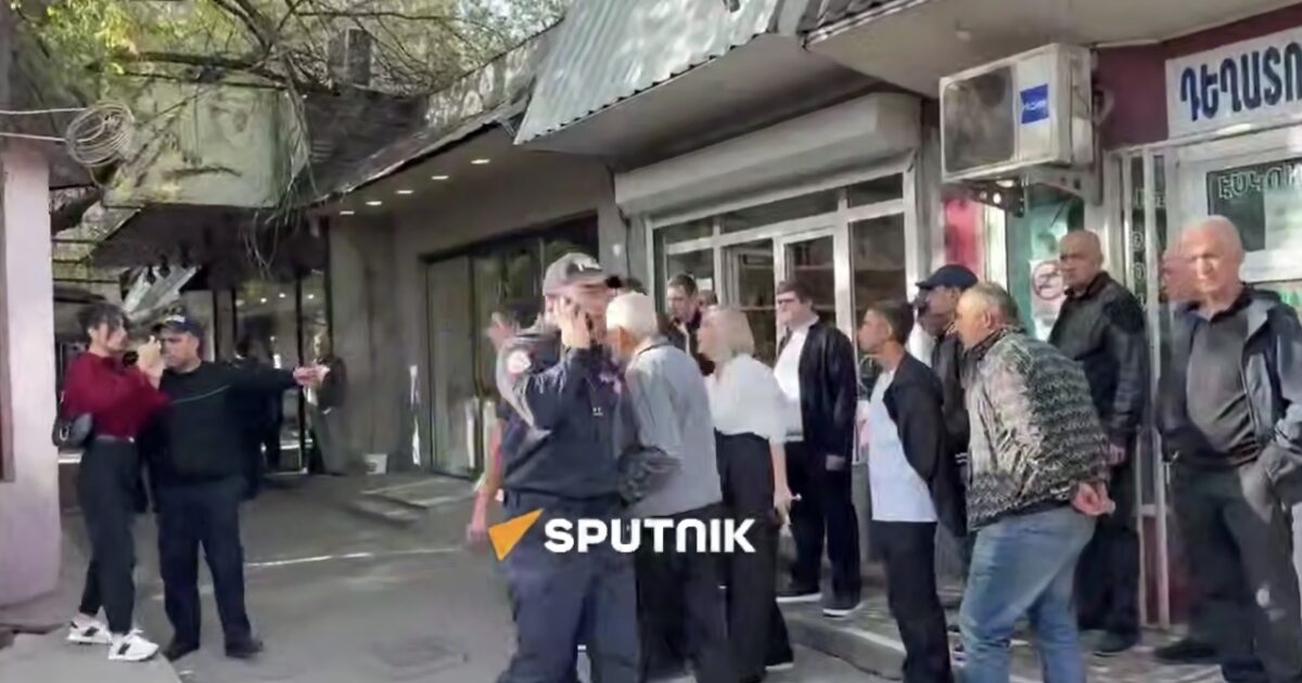 Շինարարների փողոցում տեխնիկա է բերվել շինությունները ապամոնտաժելու համար. քաղաքացիների ակցիան շարունակվում է
