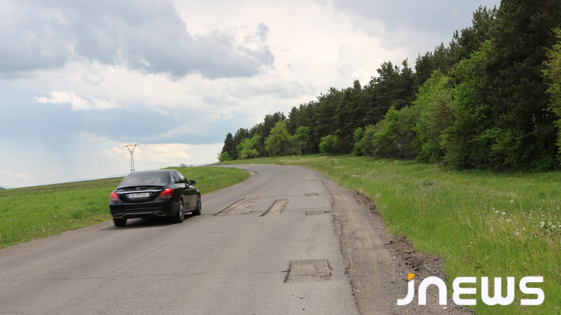 Which road projects will start and continue in 2027 — list and funding