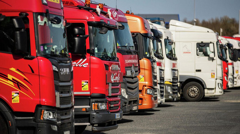 Trucks carrying Armenian cognac have been standing at Verkhniy Lars for about a month.